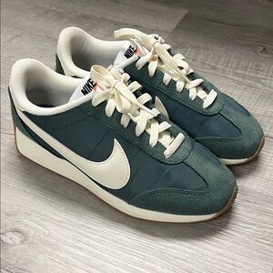 Nike women’s pacific Green and Cream Low-Top Sneakers sz 7 worn once